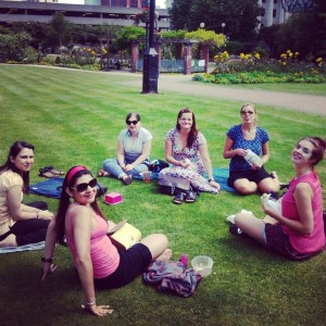 Lunch with the colleagues in the park - Lunch met de collega's in het park